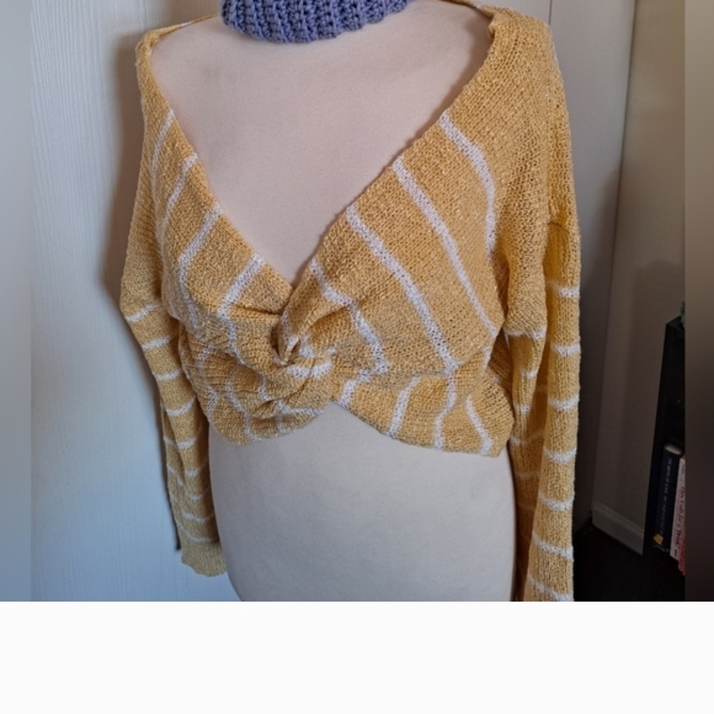 Sweaters. - Picture 2 of 5